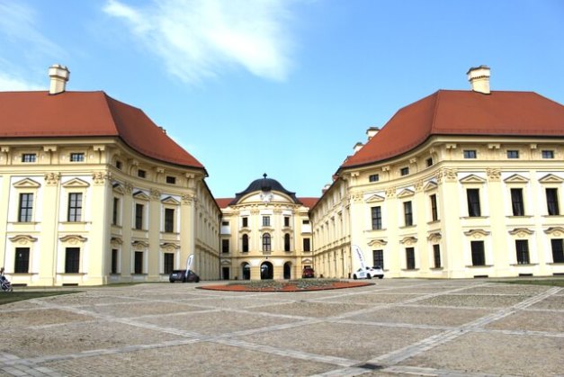 Widok zamku od strony dziedzińca